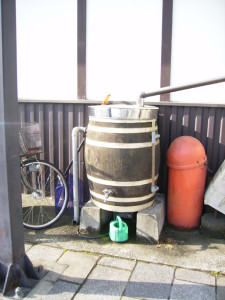老舗企業ニッカウヰスキー（仙台工場・宮城峡蒸留所）があることから、市内には以前より、そのウイスキー樽を利用した雨水タンクを設置している所がある。容量は約500ℓ。