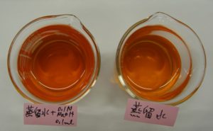 写真３　アルカリ金属による紅茶の着色。（左）蒸留水　（右）0.1規定水酸化ナトリウム0.1ml添加