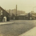 写真2　墨田区石原にあったまつだ醤油味噌店(明治時代）。左手前の橋は紅葉橋。