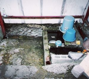 写真2　「生水（しょうず）の郷」と呼ばれる高島市新旭町針江地区の家々には、昔から水路に接して「かばた（川端）」という水場があり、用水を段階的に使う炊事の場になっている。（鈴木有さん提供）