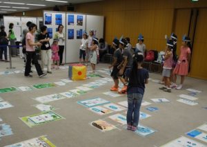 写真　東京国際フォーラムで開催された「丸の内キッズジャンボリー2017」では、雨水市民の会は、NPO法人日本水フォーラムに協力する形で雨つぶぐるぐるすごろくを行い、子どもたちに水循環を体験してもらった。（2017年8月15日・NPO法人日本水フォーラム写真提供）