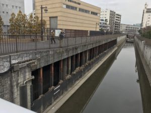写真1 善福寺川に沿ってある取水口。建物は善福寺川取水施設管理棟。