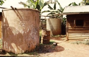 写真２　フォスタープランの支援で作った雨水タンク（ケニア・キアンブ）