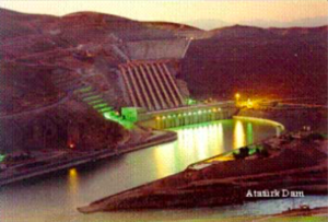 写真11 　アタチュルク ・ダム（ユーフラテス川に1992年完成、ロックフィルダム、貯水量487億㎥）（写真は国土交通省HPより）